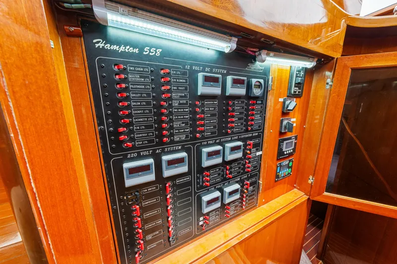 Slide: The Image of Hampton 558 Pilothouse 2005 - 7818036