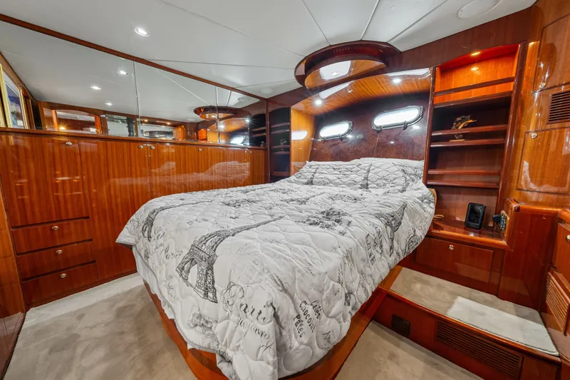 Slide: The Image of Hampton 558 Pilothouse 2005 - 7818043