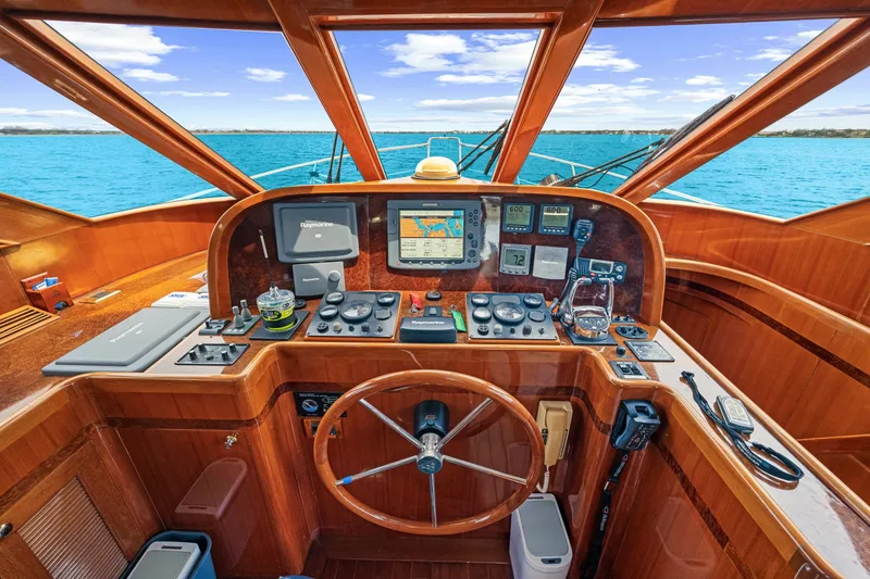 Slide: The Image of Hampton 558 Pilothouse 2005 - 7818031