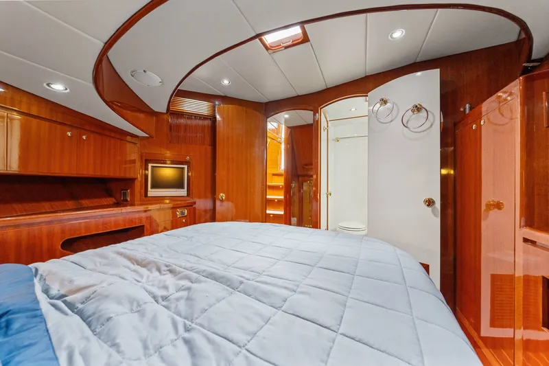 Slide: The Image of Hampton 558 Pilothouse 2005 - 7818061