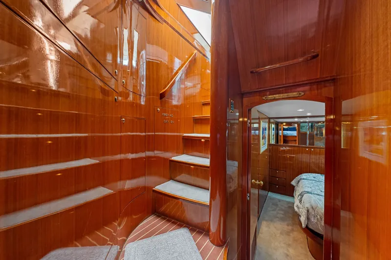 Slide: The Image of Hampton 558 Pilothouse 2005 - 7818039