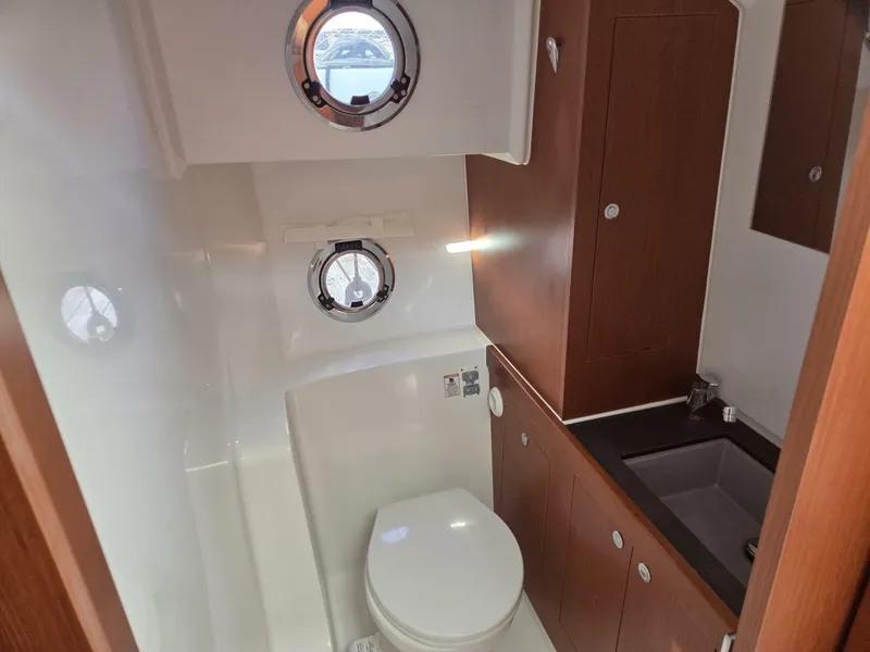 Slide: The Image of Hed with sink and toilet - 7818211