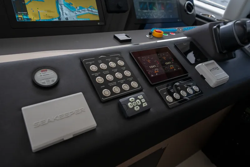 Slide: The Image of Azimut FLY 50 2025 - 7818362