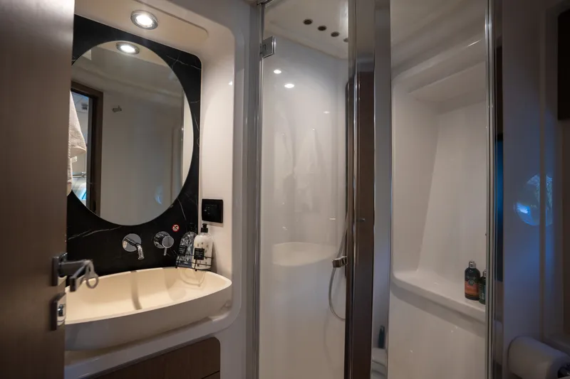 Slide: The Image of Azimut FLY 50 2025 - 7818338