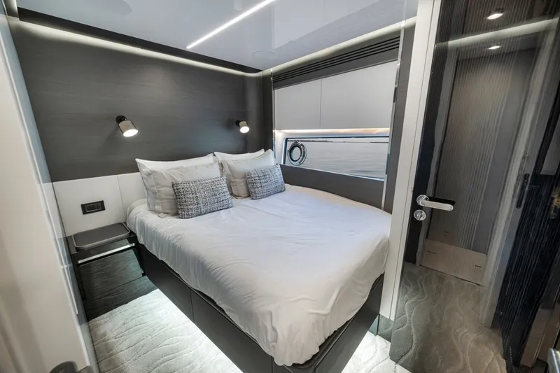 Slide: The Image of Azimut S8 2024 - 7821318