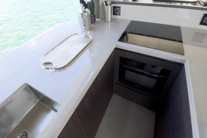Slide: The Image of Galeon 560 FLY 2027 - 7822508