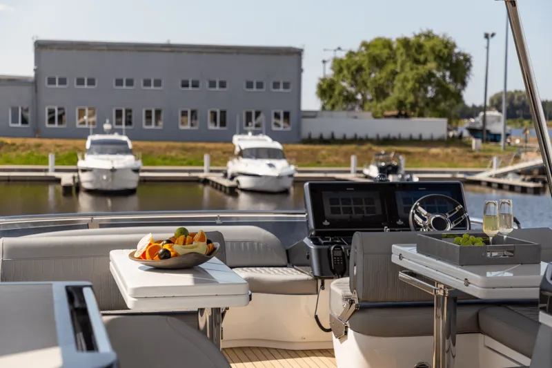 Slide: The Image of Galeon 560 FLY 2027 - 7822537