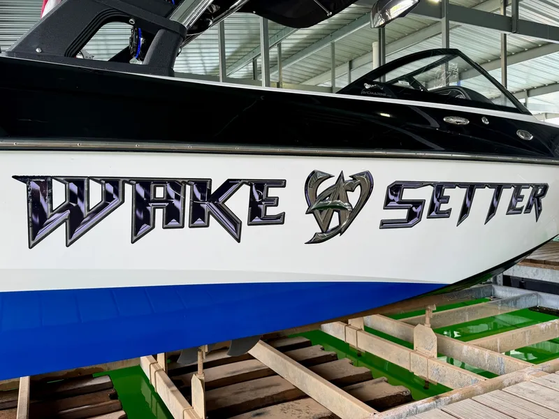 Slide: The Image of Malibu Wakesetter 247 LSV 2011 - 7824901