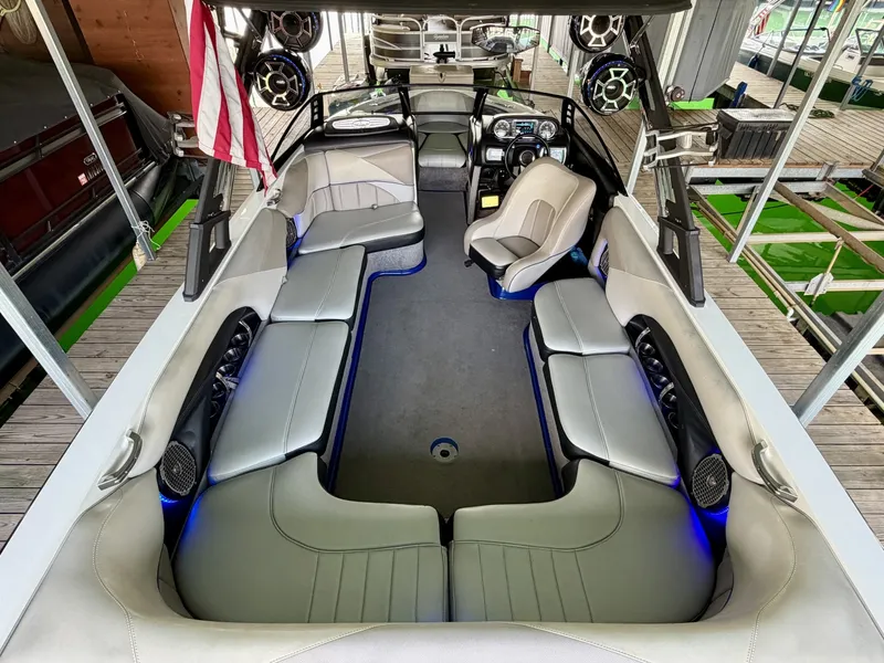 Slide: The Image of Malibu Wakesetter 247 LSV 2011 - 7824700