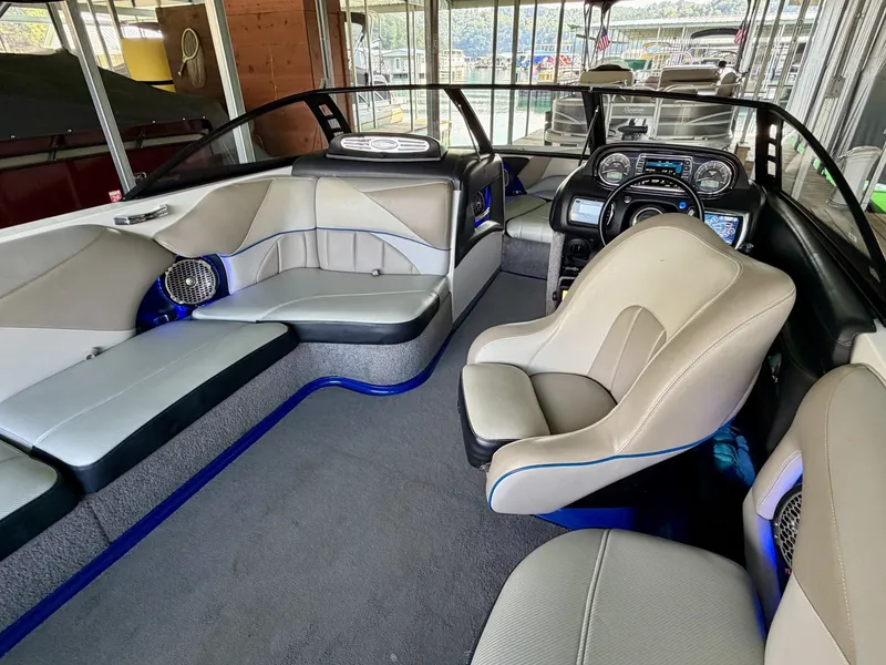 Slide: The Image of Malibu Wakesetter 247 LSV 2011 - 7824704