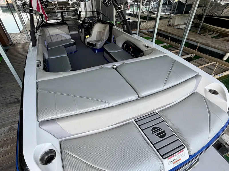 Slide: The Image of Malibu Wakesetter 247 LSV 2011 - 7824696