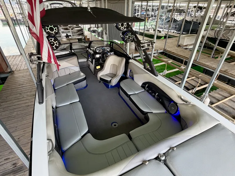 Slide: The Image of Malibu Wakesetter 247 LSV 2011 - 7824701
