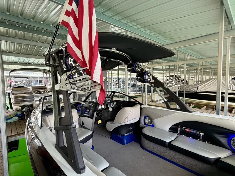 Slide: The Image of Malibu Wakesetter 247 LSV 2011 - 7824744