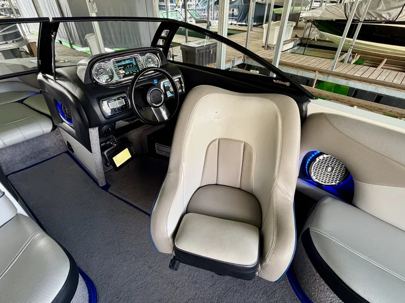 Slide: The Image of Malibu Wakesetter 247 LSV 2011 - 7824705