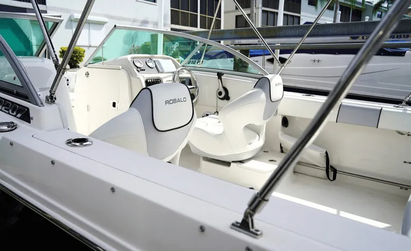 Slide: The Image of Robalo R207 2016 - 7844639