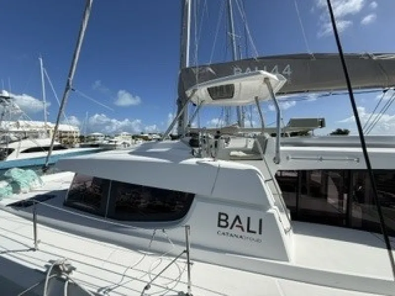 Slide: The Image of Bali 4.4 2023 - 7825103