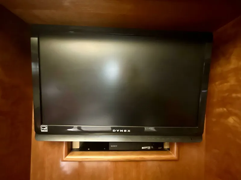 Slide: The Image of 2005 Cruisers Yachts 405 Express Motor Yacht 40 - 7825308