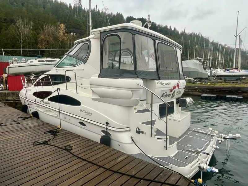 Slide: The Image of 2005 Cruisers Yachts 405 Express Motor Yacht 40 - 7825269