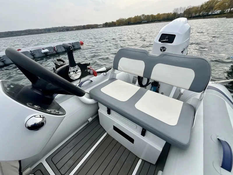 Slide: The Image of 2005 Cruisers Yachts 405 Express Motor Yacht 40 - 7825321