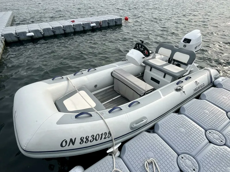 Slide: The Image of 2005 Cruisers Yachts 405 Express Motor Yacht 40 - 7825324