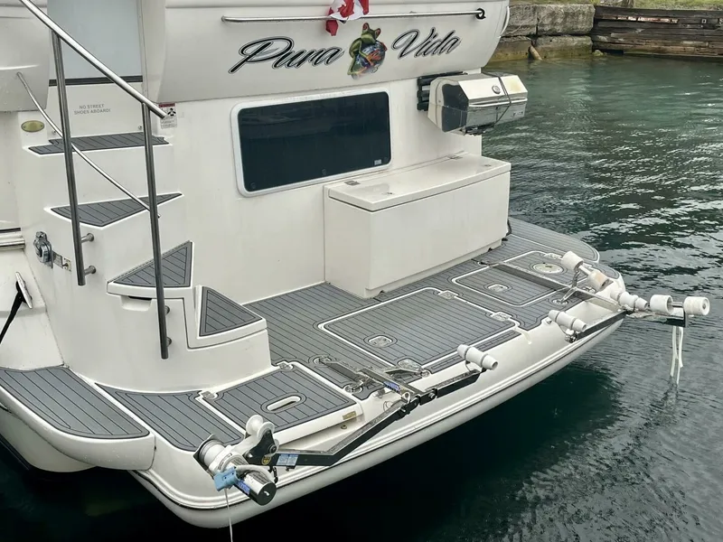 Slide: The Image of 2005 Cruisers Yachts 405 Express Motor Yacht 40 - 7825272