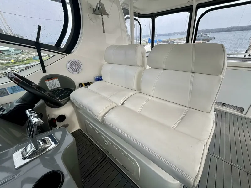 Slide: The Image of 2005 Cruisers Yachts 405 Express Motor Yacht 40 - 7825281