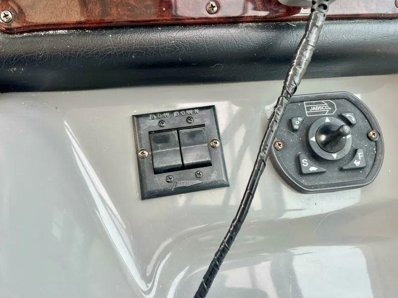 Slide: The Image of 2005 Cruisers Yachts 405 Express Motor Yacht 40 - 7825287