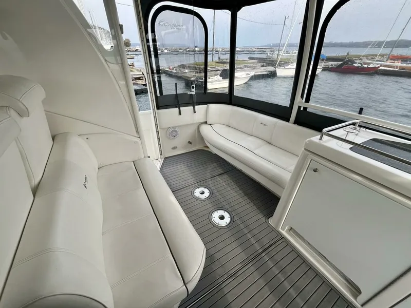 Slide: The Image of 2005 Cruisers Yachts 405 Express Motor Yacht 40 - 7825279