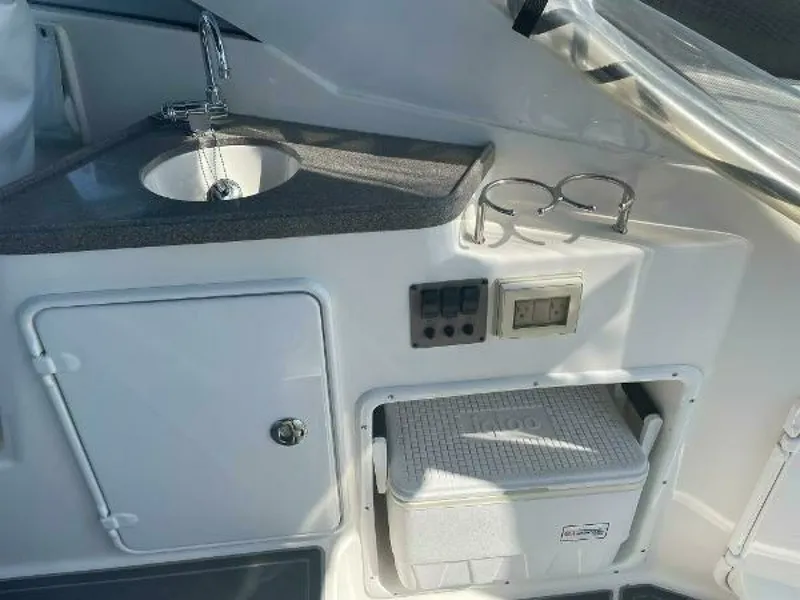 Slide: The Image of 2005 Regal 3060 Window Express 30 - 7825674