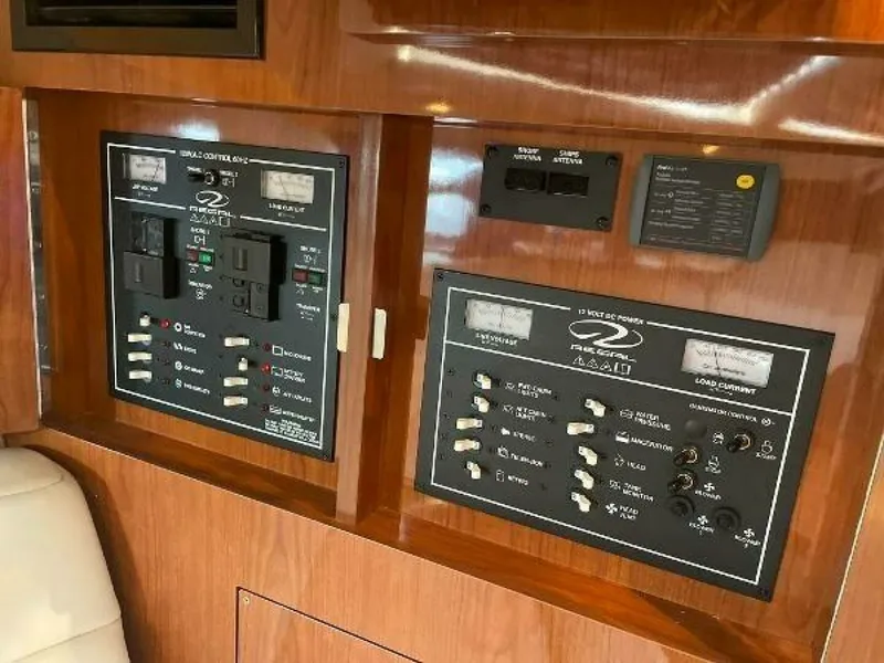 Slide: The Image of 2005 Regal 3060 Window Express 30 - 7825701