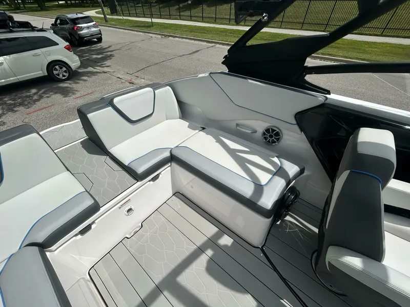 Slide: The Image of 2021 Yamaha Boats 252 XE (Wake Edition) 25 - 7825813