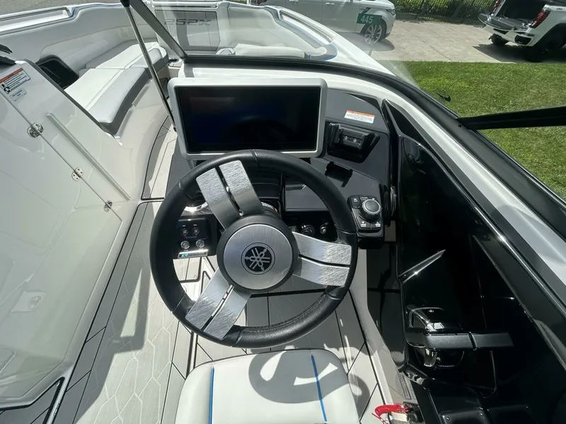 Slide: The Image of 2021 Yamaha Boats 252 XE (Wake Edition) 25 - 7825824