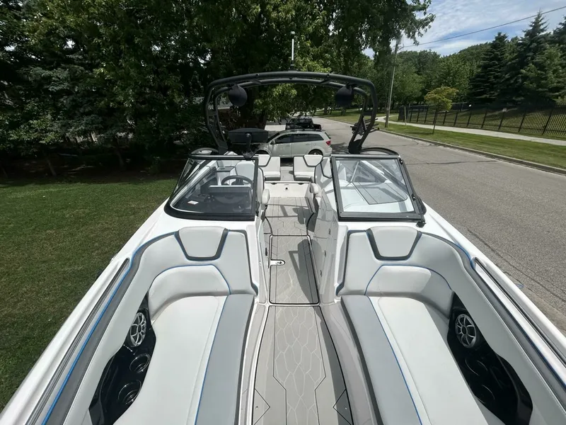 Slide: The Image of 2021 Yamaha Boats 252 XE (Wake Edition) 25 - 7825810