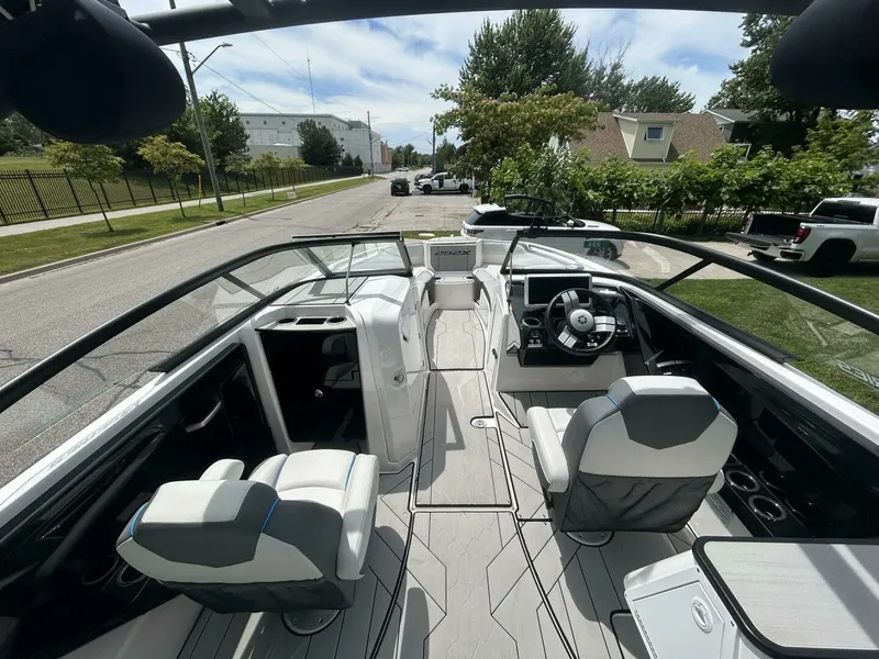 Slide: The Image of 2021 Yamaha Boats 252 XE (Wake Edition) 25 - 7825806