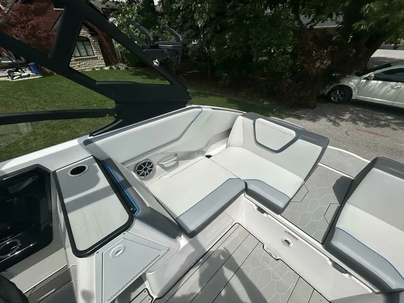 Slide: The Image of 2021 Yamaha Boats 252 XE (Wake Edition) 25 - 7825814