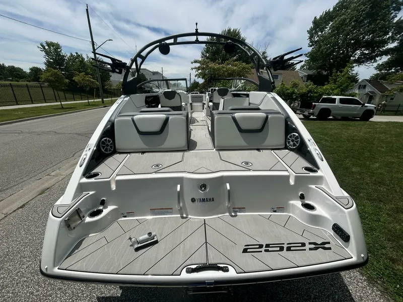 Slide: The Image of 2021 Yamaha Boats 252 XE (Wake Edition) 25 - 7825803
