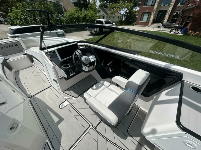 Slide: The Image of 2021 Yamaha Boats 252 XE (Wake Edition) 25 - 7825820