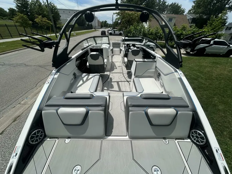 Slide: The Image of 2021 Yamaha Boats 252 XE (Wake Edition) 25 - 7825804