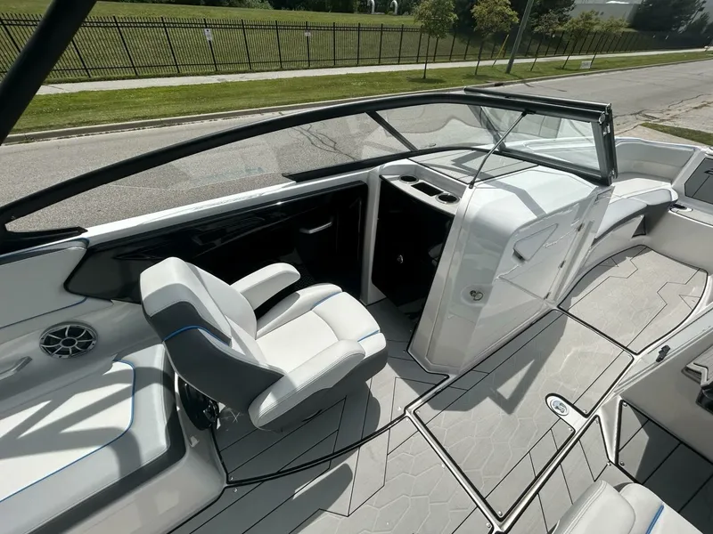Slide: The Image of 2021 Yamaha Boats 252 XE (Wake Edition) 25 - 7825821