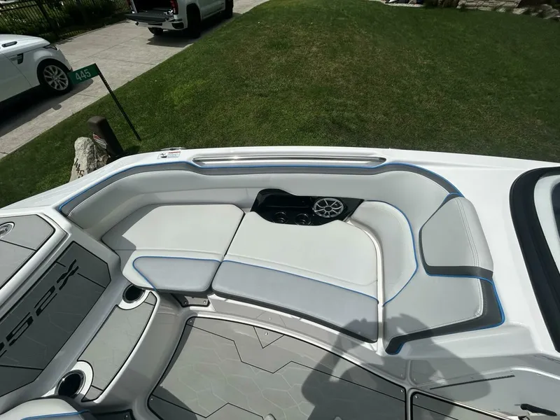 Slide: The Image of 2021 Yamaha Boats 252 XE (Wake Edition) 25 - 7825809