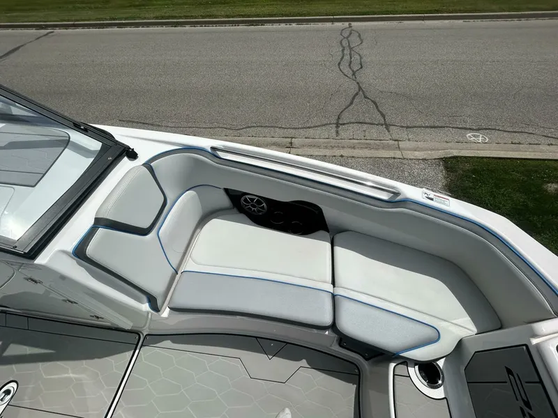 Slide: The Image of 2021 Yamaha Boats 252 XE (Wake Edition) 25 - 7825808