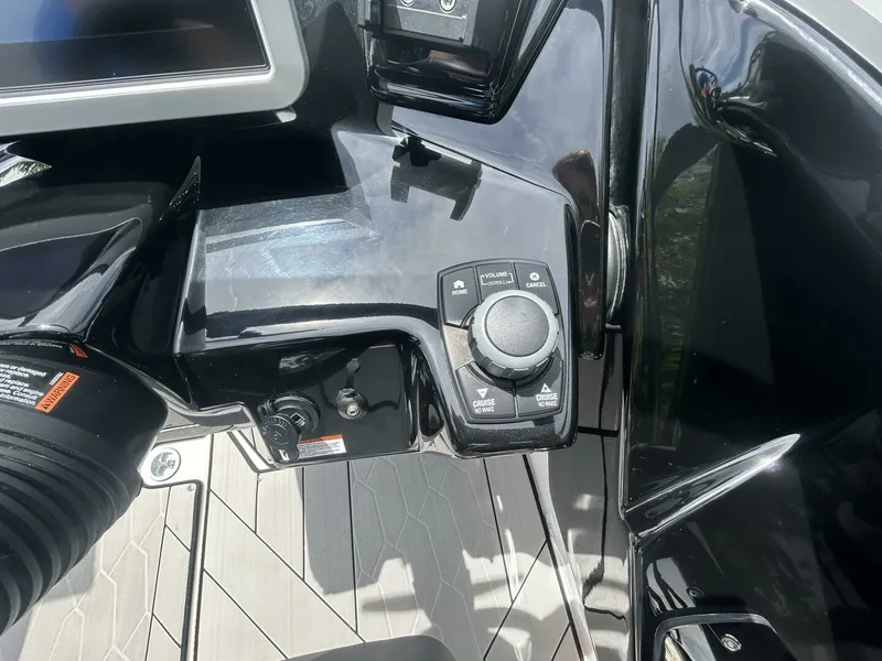 Slide: The Image of 2021 Yamaha Boats 252 XE (Wake Edition) 25 - 7825826