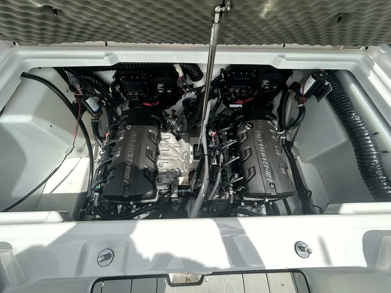 Slide: The Image of 2021 Yamaha Boats 252 XE (Wake Edition) 25 - 7825829
