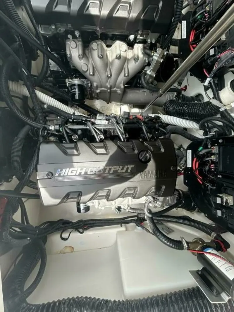 Slide: The Image of 2021 Yamaha Boats 252 XE (Wake Edition) 25 - 7825827