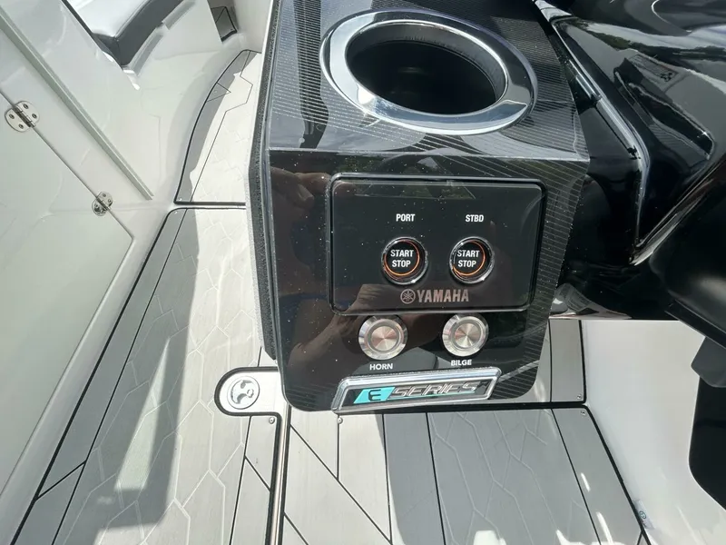 Slide: The Image of 2021 Yamaha Boats 252 XE (Wake Edition) 25 - 7825825
