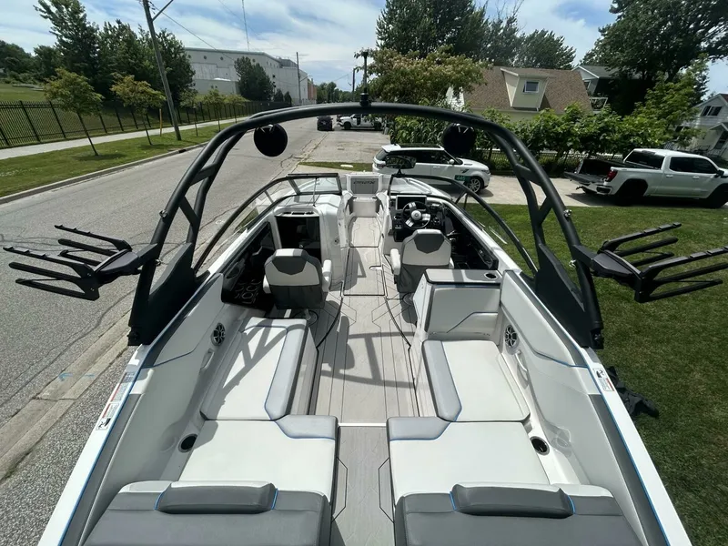 Slide: The Image of 2021 Yamaha Boats 252 XE (Wake Edition) 25 - 7825805