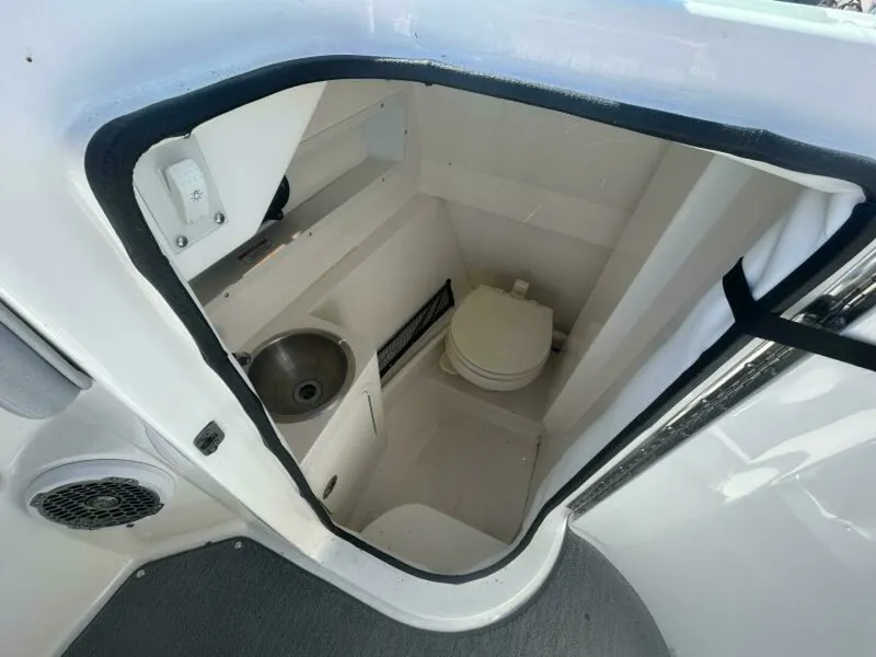 Slide: The Image of 2016 Sea Ray 270 Sundeck 27 - 7826075