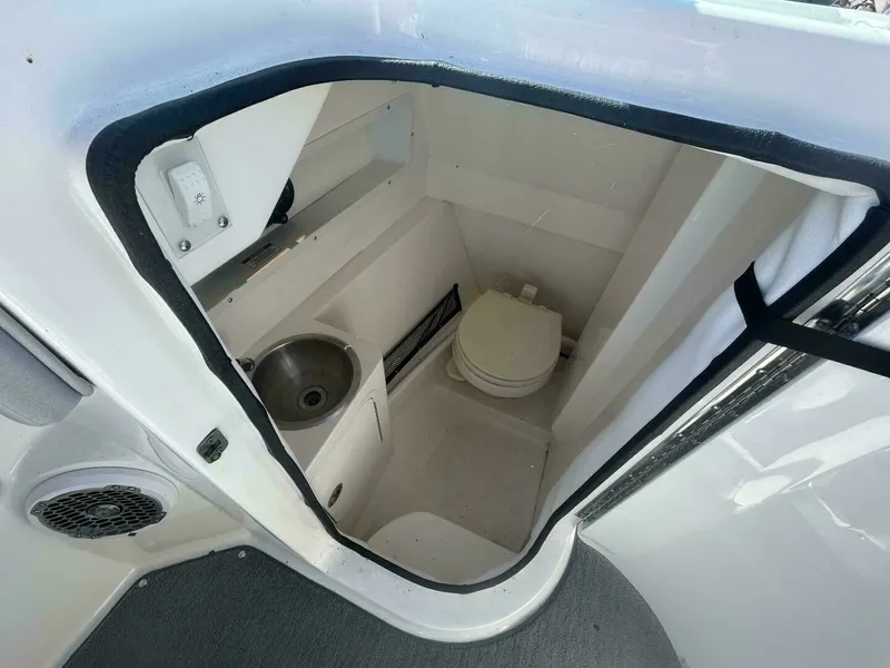 Slide: The Image of 2016 Sea Ray 270 Sundeck 27 - 7826076