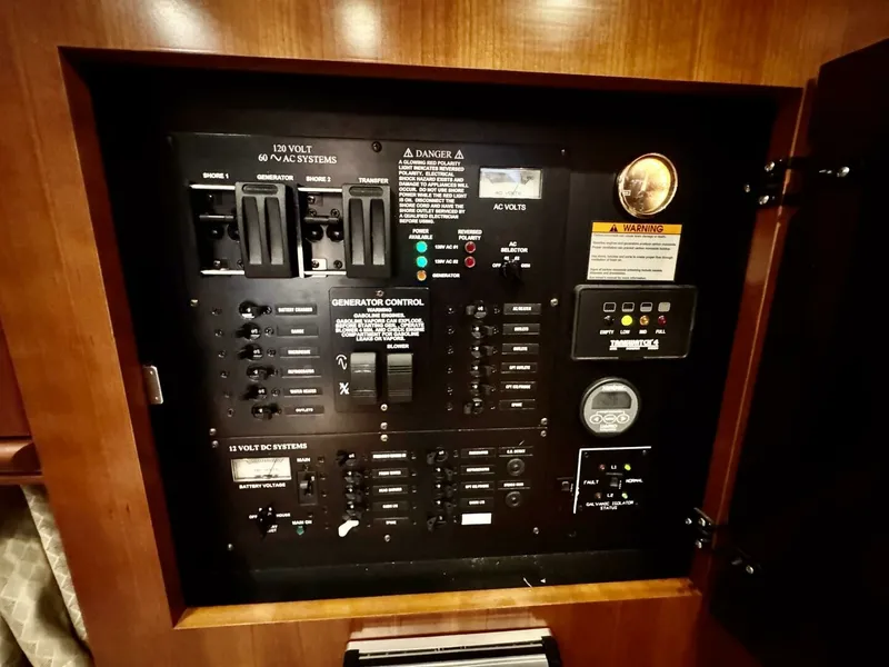 Slide: The Image of 2006 Cruisers Yachts 340 Express 34 - 7826270