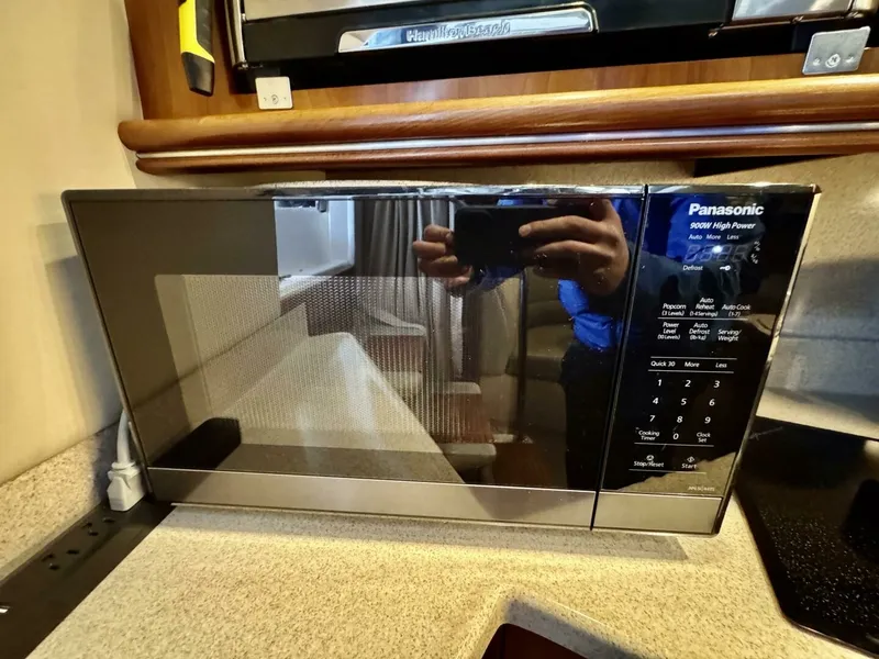 Slide: The Image of 2006 Cruisers Yachts 340 Express 34 - 7826263